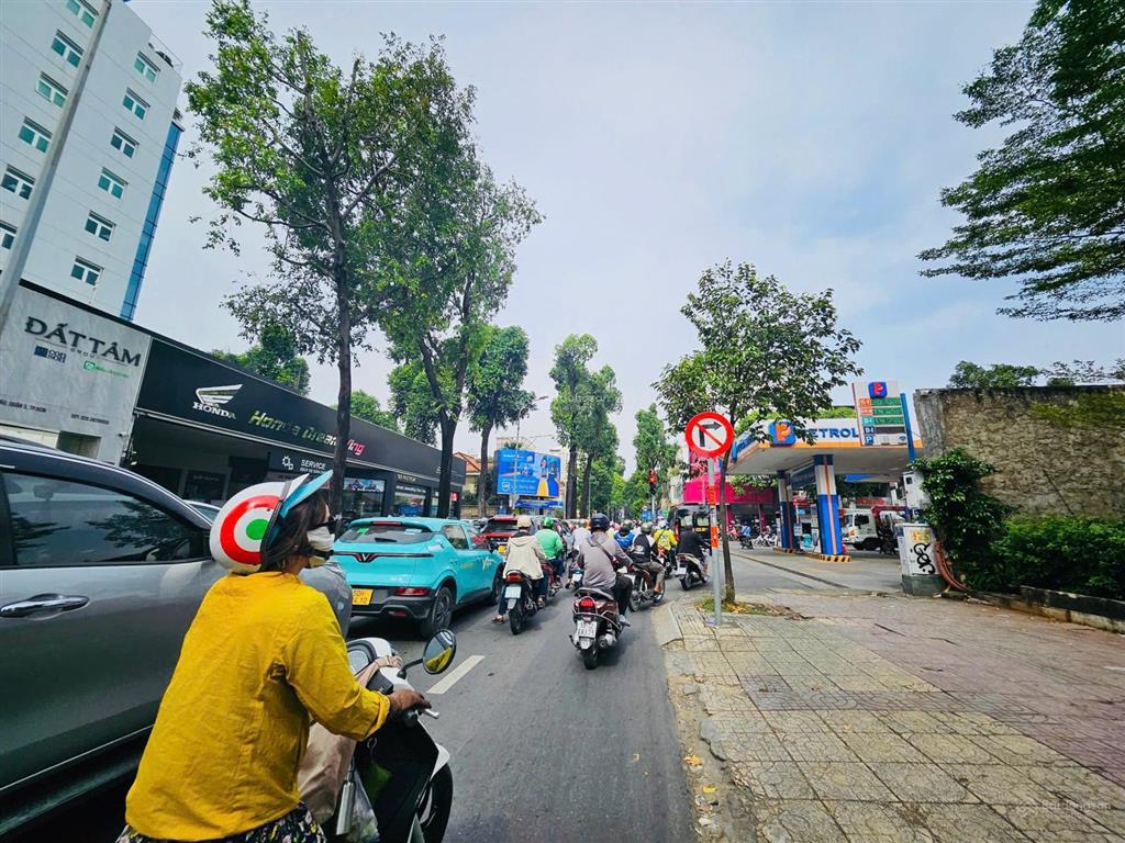 Cho thuê mb 900m2 số 244 pasteur, quận 3. dt 20x45m, trống suốt, phù hợp nhà hàng, cafe, showroom