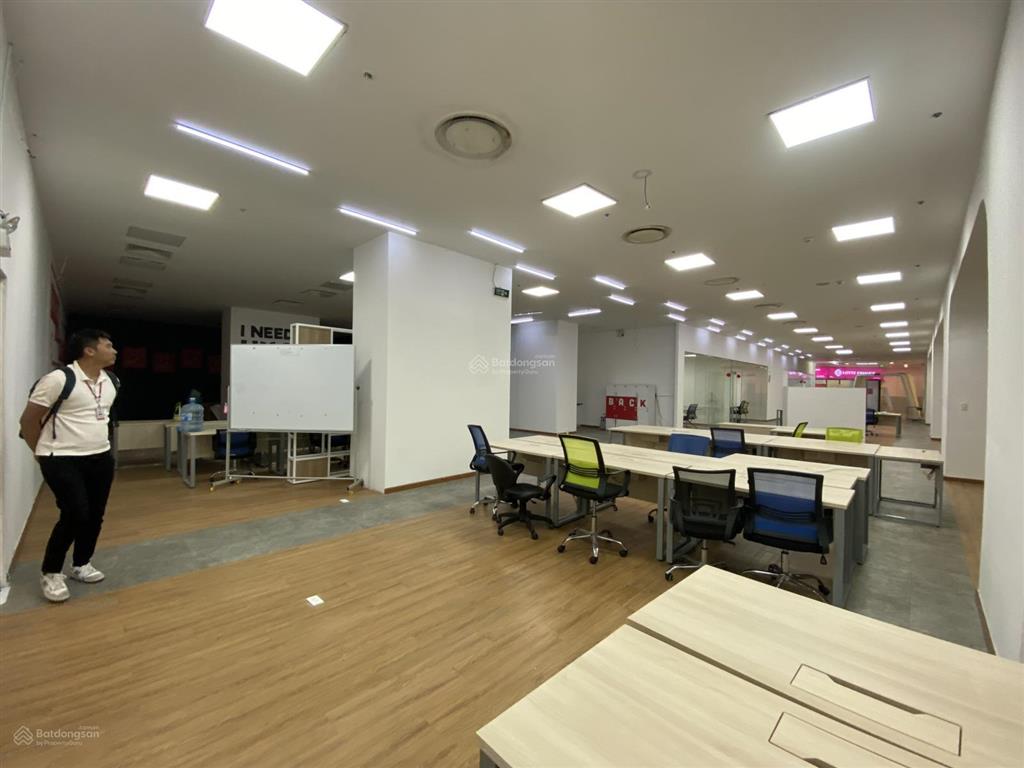 Cần cho thuê nguyên sàn văn phòng sẵn fitout 700m2 giá tốt khu vực quận 10   0906 970 ***