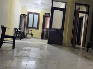 Tập thể tầng 3 trần hưng đạo dt 60m2, 2 pn, khu trung tâm, thuận tiện công việc học hành, chỉ 4.6 t