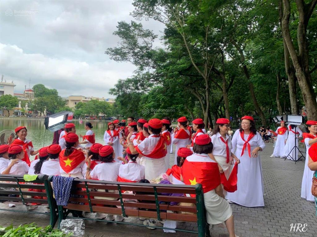 Nhà tập thể quận uỷ 23 bà triệu sát hồ gươm, tiết kiệm thời gian đi học & làm, sđcc, chỉ 4.75 tỷ