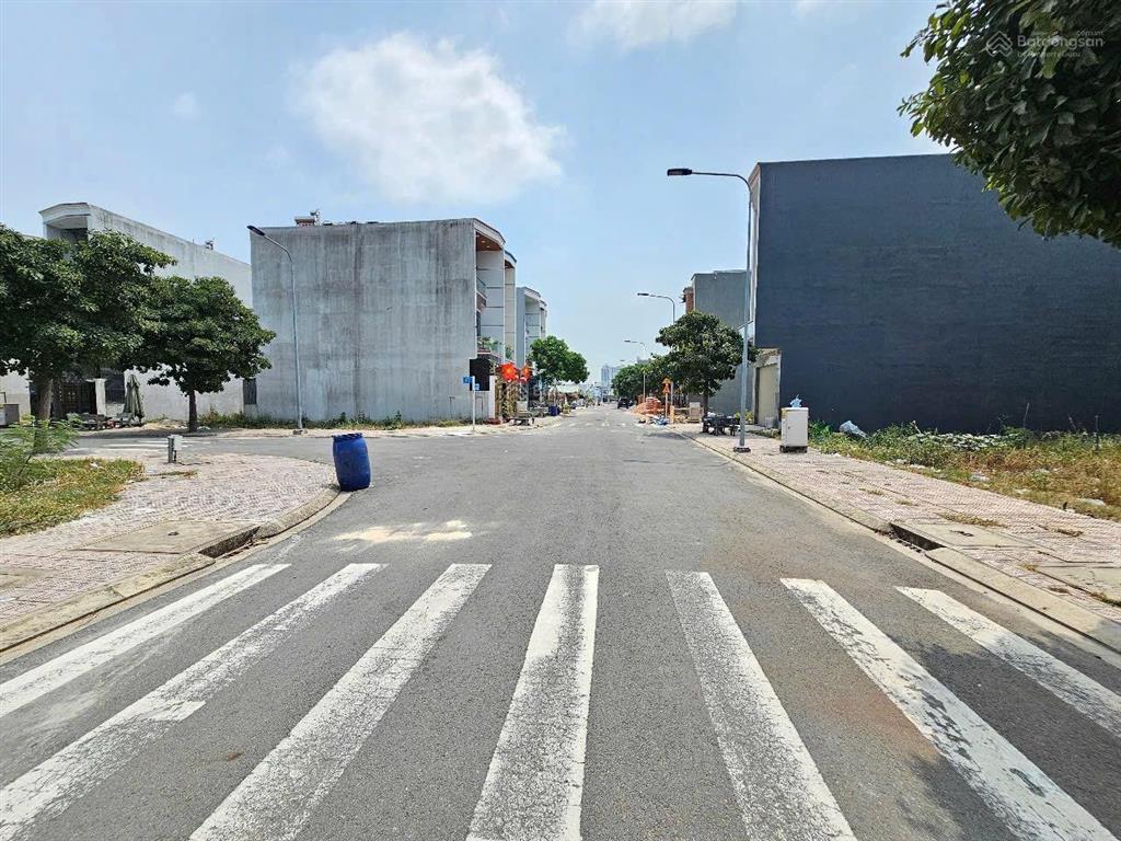 Lô đất vip cách mặt tiền dt 743 chỉ 300m khu vực an phú 72m2 sổ sẵn mặt tiền đường 13m rộng rãi