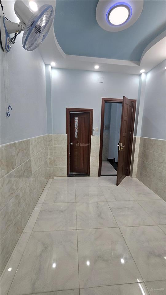 Mua bán nhà quận 4, 5 tầng hoàn công, dân cư hiện hữu, hẻm 4m, sát mt đoàn văn bơ !