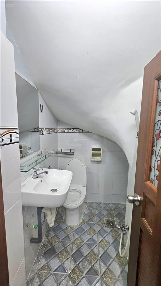 Mua bán nhà quận 4, 5 tầng hoàn công, dân cư hiện hữu, hẻm 4m, sát mt đoàn văn bơ !