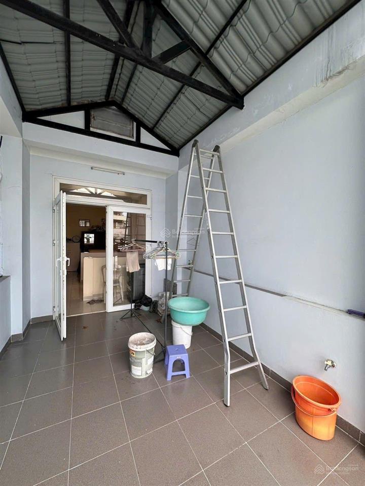 Mua bán nhà quận 4, đường số xe hơi, nhà vuông vắn, dân cư chỉnh trang, trục vĩnh hội !