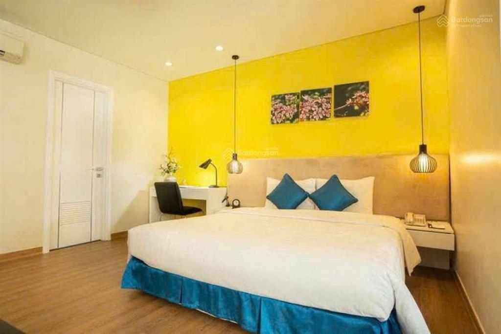 Bán khách sạn phố vip nhất cầu giấy  900m2, 15 tầng  kinh doanh tấp nập doanh thu 30 tỷ/ năm