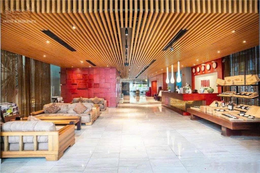 Bán khách sạn phố vip nhất cầu giấy  900m2, 15 tầng  kinh doanh tấp nập doanh thu 30 tỷ/ năm