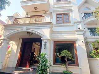 Bán biệt thự hoa sữa 8 vinhomes riverside 300m2 chỉ 110 tỷ. view sông, nội thất đẳng cấp, khép kín