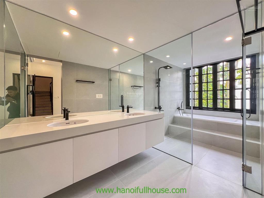 Cho thuê căn biệt thự sân vườn bể bơi 330m2 quận tây hồ 4 ngủ đồ cơ bản tuyệt đẹp, hiện đại