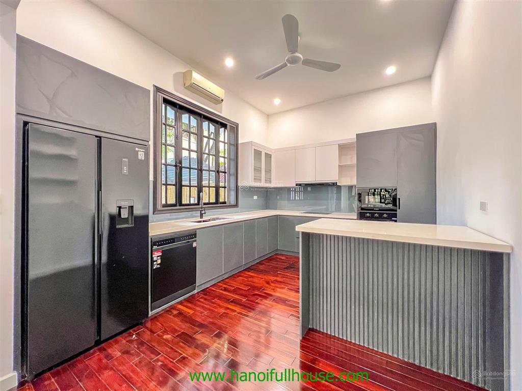 Cho thuê căn biệt thự sân vườn bể bơi 330m2 quận tây hồ 4 ngủ đồ cơ bản tuyệt đẹp, hiện đại