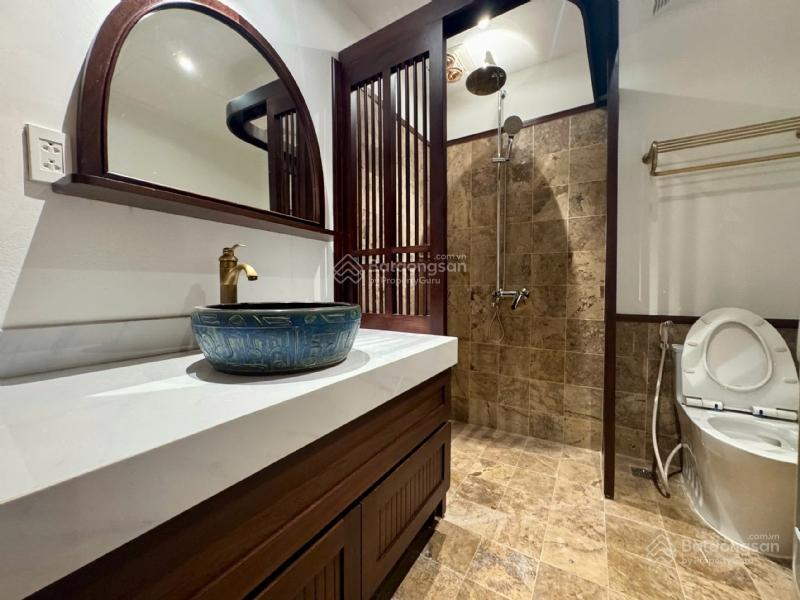 Toà nhà 6 tầng view đẹp tuyệt hồ tây và nhìn ra công viên cho bạn sở hữu