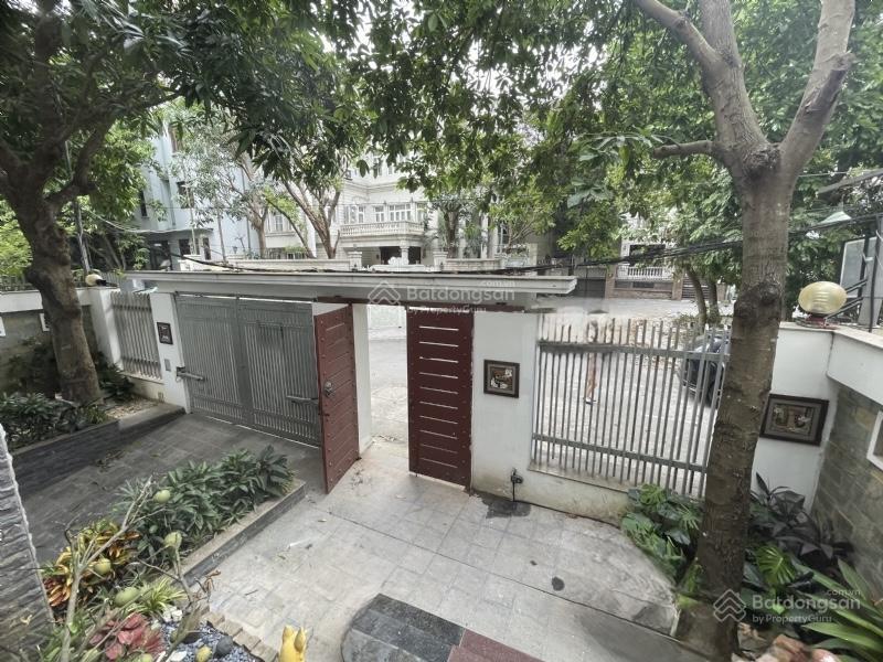 Biệt thự vườn đào bán ở khu d5 tuyệt đẹp, gara để 3 ô tô, view nhìn ra vườn hoa, gần lotte