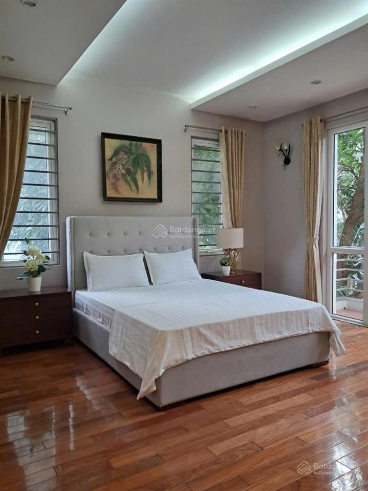 Biệt thự vườn đào bán ở khu d5 tuyệt đẹp, gara để 3 ô tô, view nhìn ra vườn hoa, gần lotte