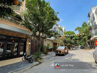 Bán gấp biệt thự vip trung tâm cầu giấy  dt 120m  mt 10m  vỉa hè rộng  ô tô tránh.