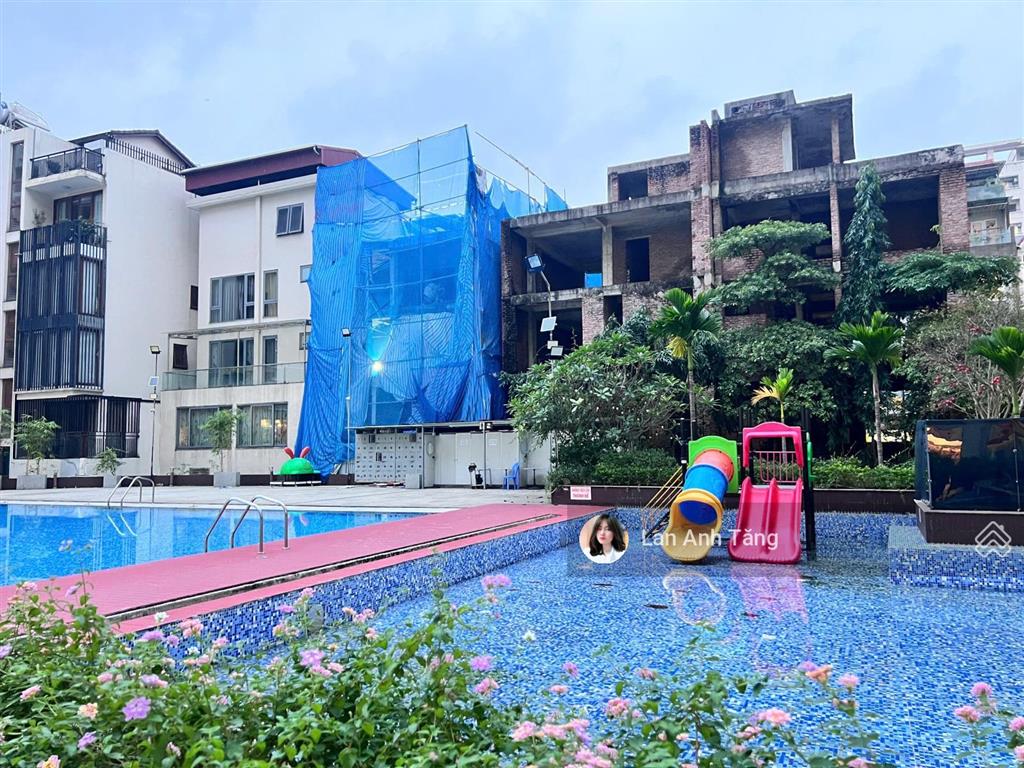 Biệt thự lô góc  hiếm 165m  view bể bơi  khu dân trí cao trần kim xuyến, trung kính  ở đẳng cấp