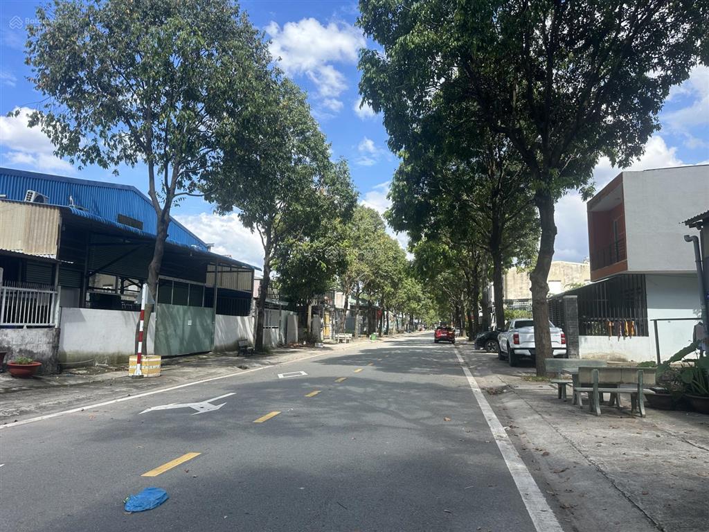 Hàng ngộp chính chủ gửi bán gấp đất sau lưng võ văn kiệt, khu vực người hoa nhiều. dt 10,6x30m full