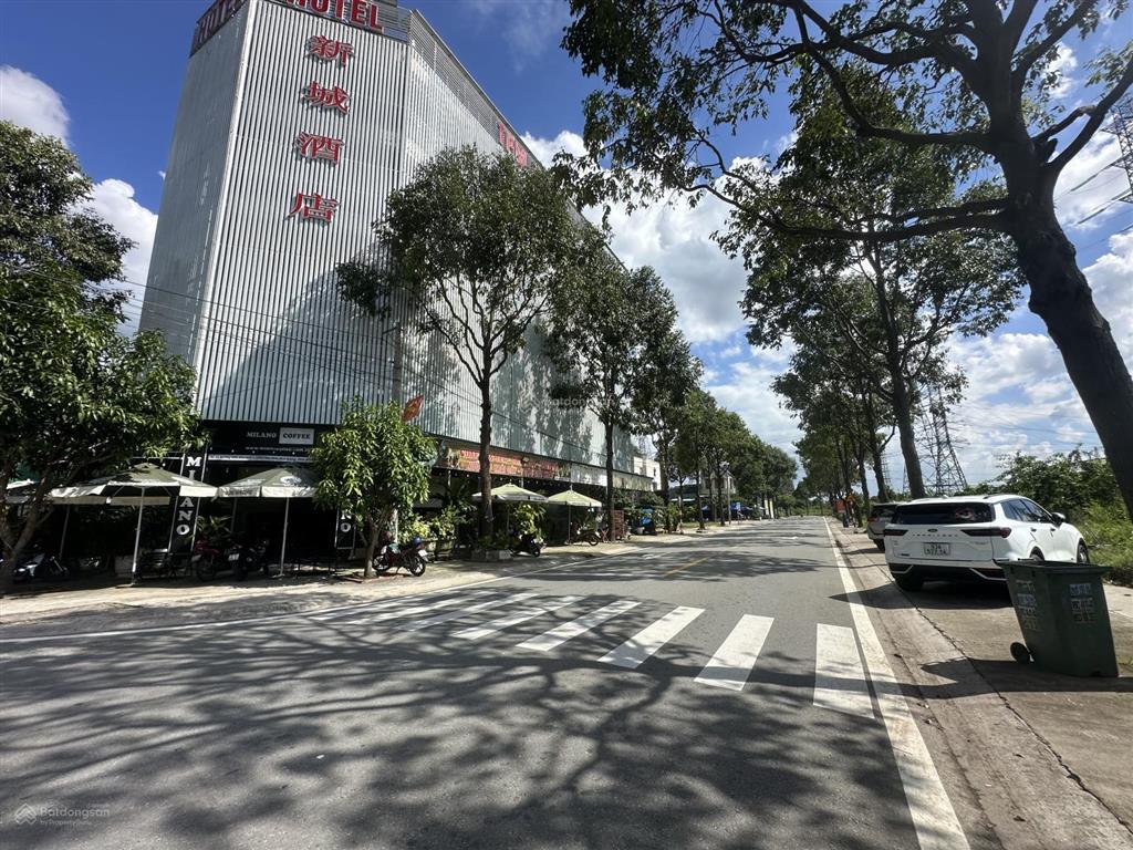 Hàng ngộp chính chủ gửi bán gấp đất sau lưng võ văn kiệt, khu vực người hoa nhiều. dt 10,6x30m full