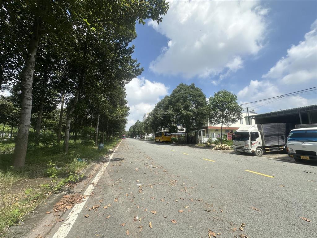 Chủ gửi bán 10x30m khu tam giác vàng thành phố mới. view đối diện trung tâm hành chính, ga metro