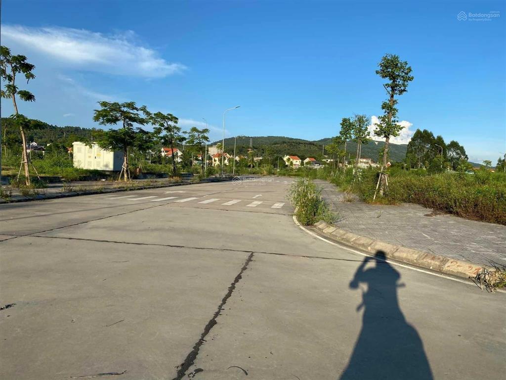 Chính chủ lô vip ngay đầu đường 40m, cạnh ql18 dt 150m2 mt 7m felicity uông bí đã có sổ sang tên