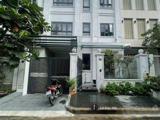 Cho thuê biệt thự rộng có thang máy trung tâm quận 7 trong kđt pmh  giá thuê 77tr/th