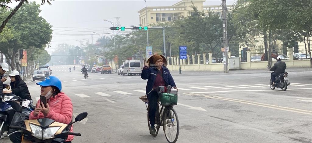 Bán nhà tđc xóm lò, vị trí đẹp view công viên, dt 50 m, mt 4 m, đường 5 ô tô tránh
