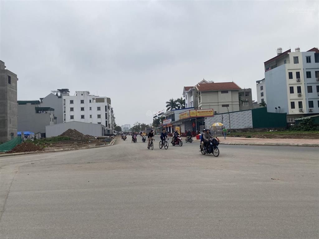 Bán 33.6 m2, lô tđc ngọc thuỵ mặt tiền 3.36m vị trí đẹp