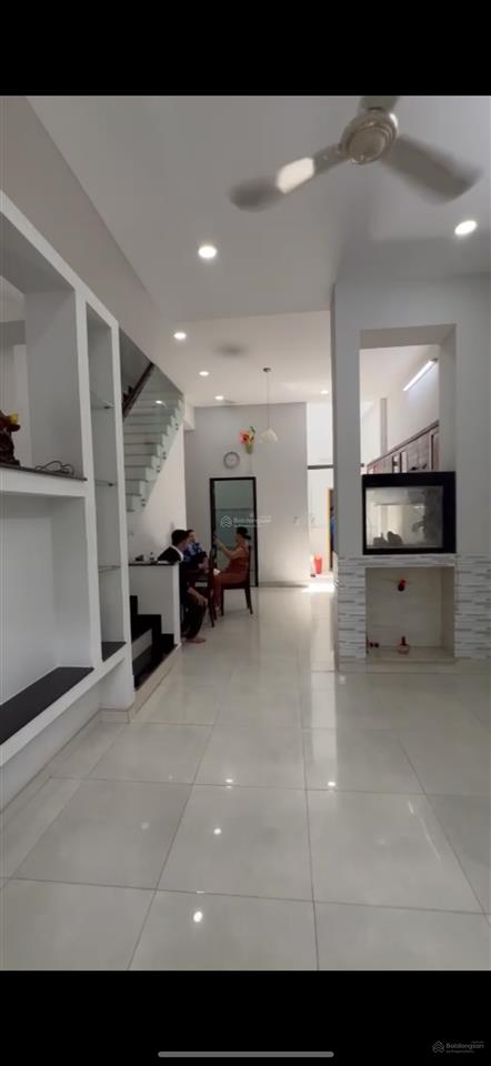 Nhà 1 trệt 1 lầu 4 phòng ngủ, gần vòng xoay nguyễn văn linh