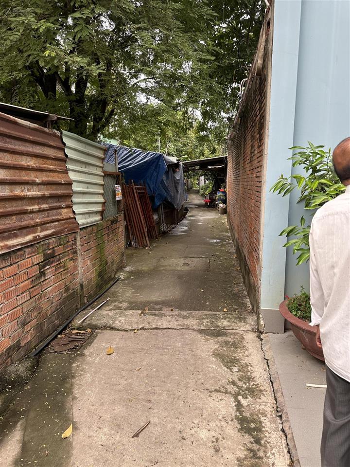 Nhà 1 trệt 1 lầu 4 phòng ngủ, gần vòng xoay nguyễn văn linh