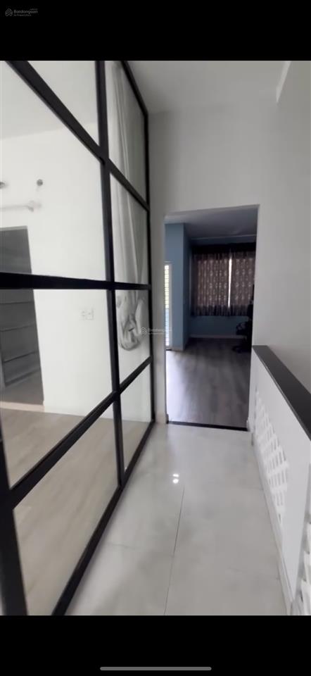 Nhà 1 trệt 1 lầu 4 phòng ngủ, gần vòng xoay nguyễn văn linh