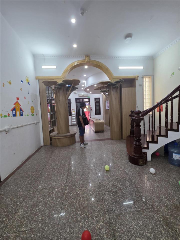 Cho thuê biệt thự mặt phố. diện tích 300m2, 05 tầng, mặt tiền 14m, thang máy, đầy đủ pccc.