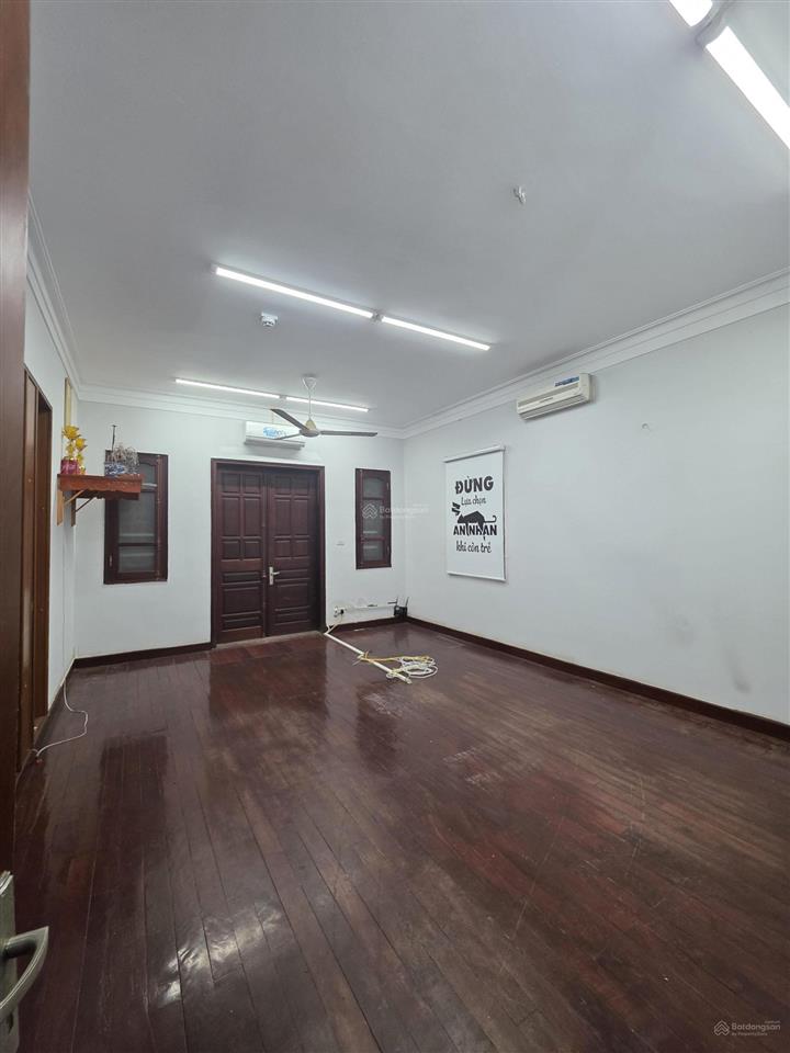 Cho thuê biệt thự mặt phố. diện tích 300m2, 05 tầng, mặt tiền 14m, thang máy, đầy đủ pccc.