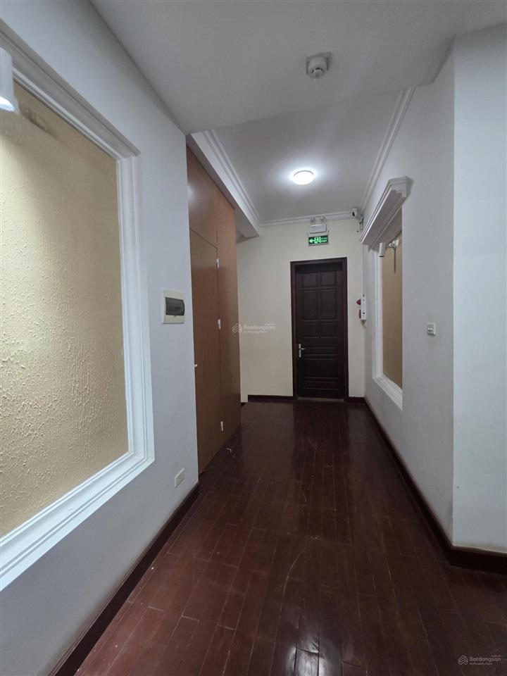 Cho thuê biệt thự mặt phố. diện tích 300m2, 05 tầng, mặt tiền 14m, thang máy, đầy đủ pccc.