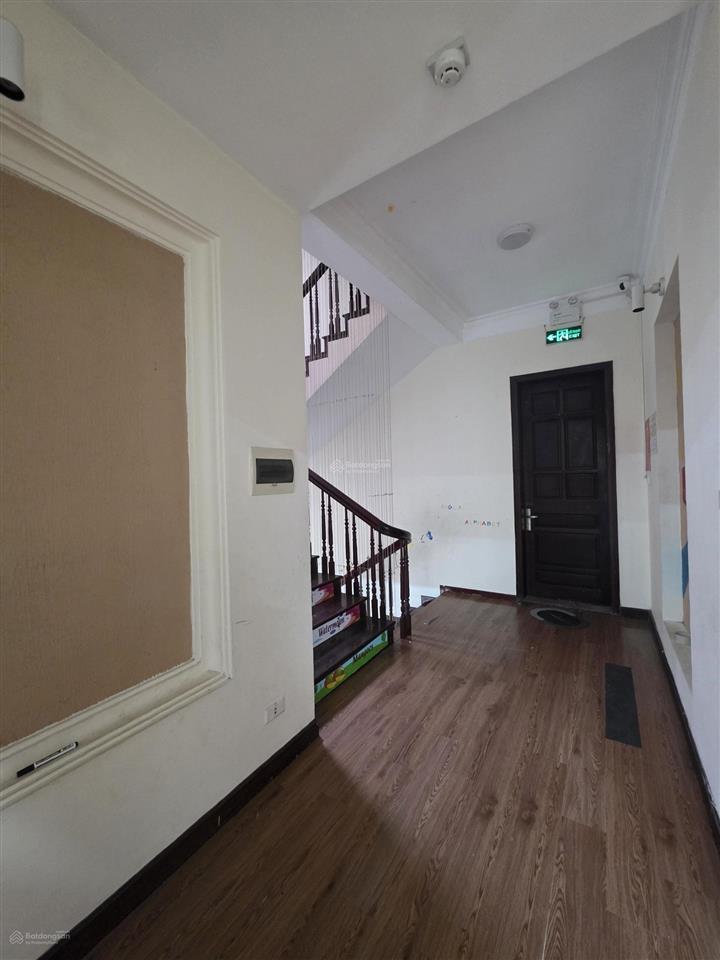 Cho thuê biệt thự mặt phố. diện tích 300m2, 05 tầng, mặt tiền 14m, thang máy, đầy đủ pccc.