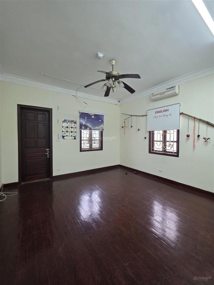 Cho thuê biệt thự mặt phố. diện tích 300m2, 05 tầng, mặt tiền 14m, thang máy, đầy đủ pccc.