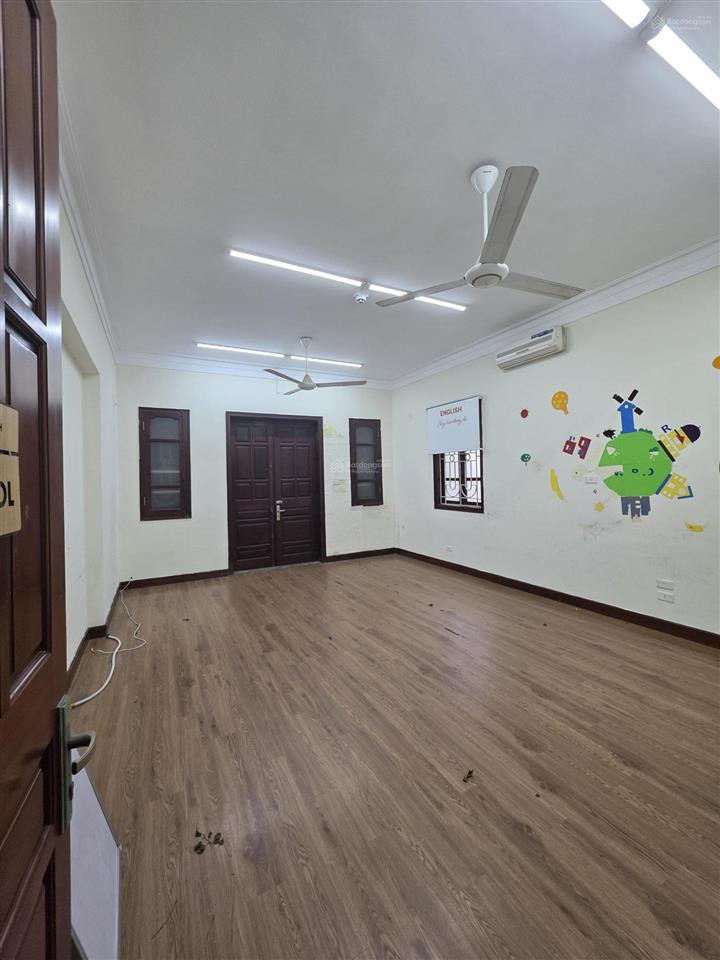 Cho thuê biệt thự mặt phố. diện tích 300m2, 05 tầng, mặt tiền 14m, thang máy, đầy đủ pccc.