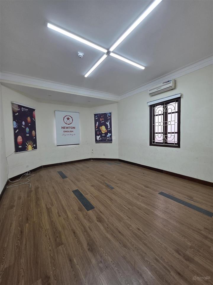 Cho thuê biệt thự mặt phố. diện tích 300m2, 05 tầng, mặt tiền 14m, thang máy, đầy đủ pccc.
