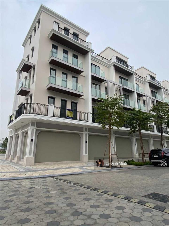 Cho thuê biệt thự mặt phố. diện tích 300m2, 05 tầng, mặt tiền 14m, thang máy, đầy đủ pccc.