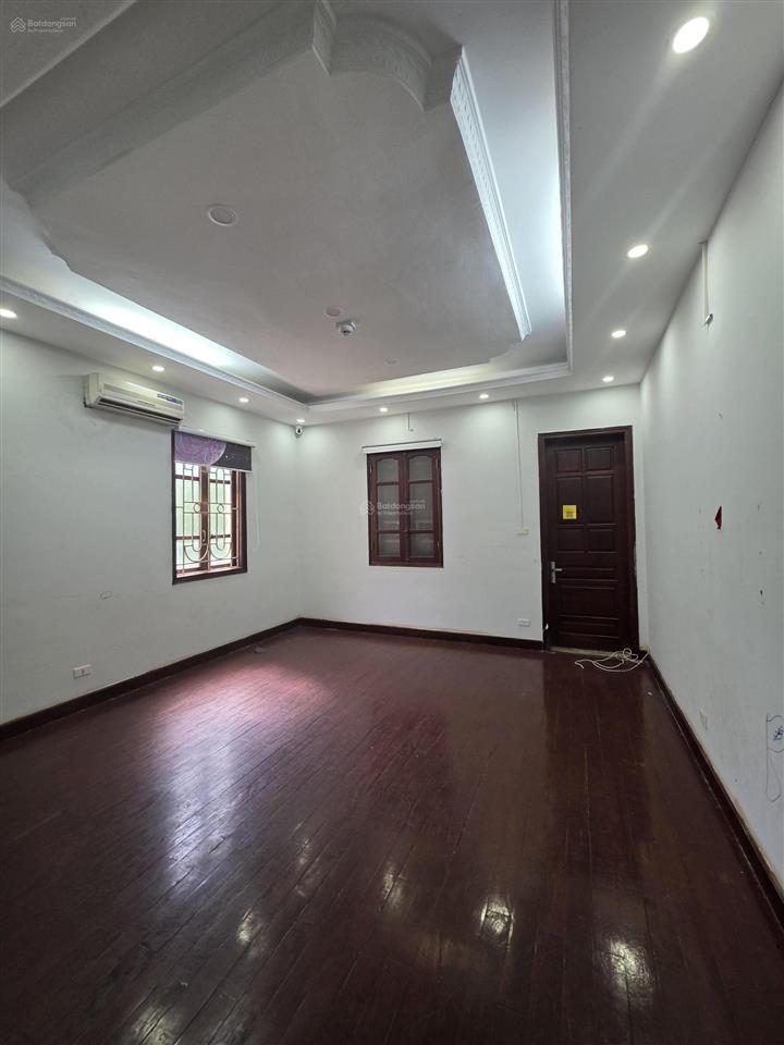 Cho thuê biệt thự mặt phố. diện tích 300m2, 05 tầng, mặt tiền 14m, thang máy, đầy đủ pccc.