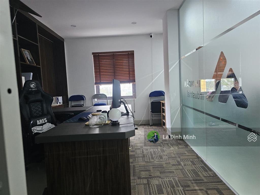 Tòa nhà nổi bật khu 214 nguyễn xiển. lô góc đắc địa. diện tích 180 m2, 08 tầng, thang máy, pccc đủ