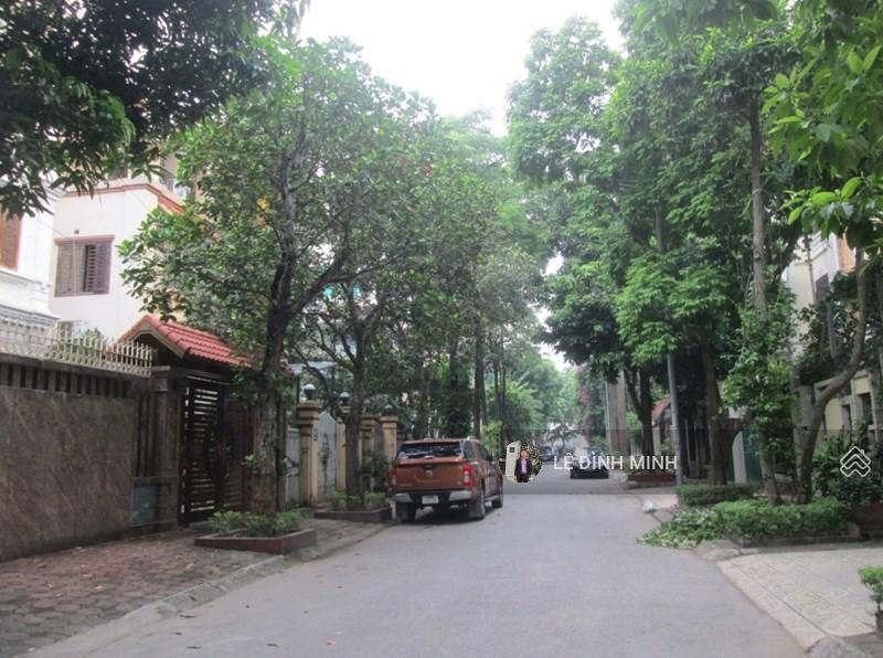 Cho thuê biệt thự sân vườn. diện tích 200m2, thiết kế 4 tầng, mặt tiền 12m. p/hợp văn phòng cty, ở.