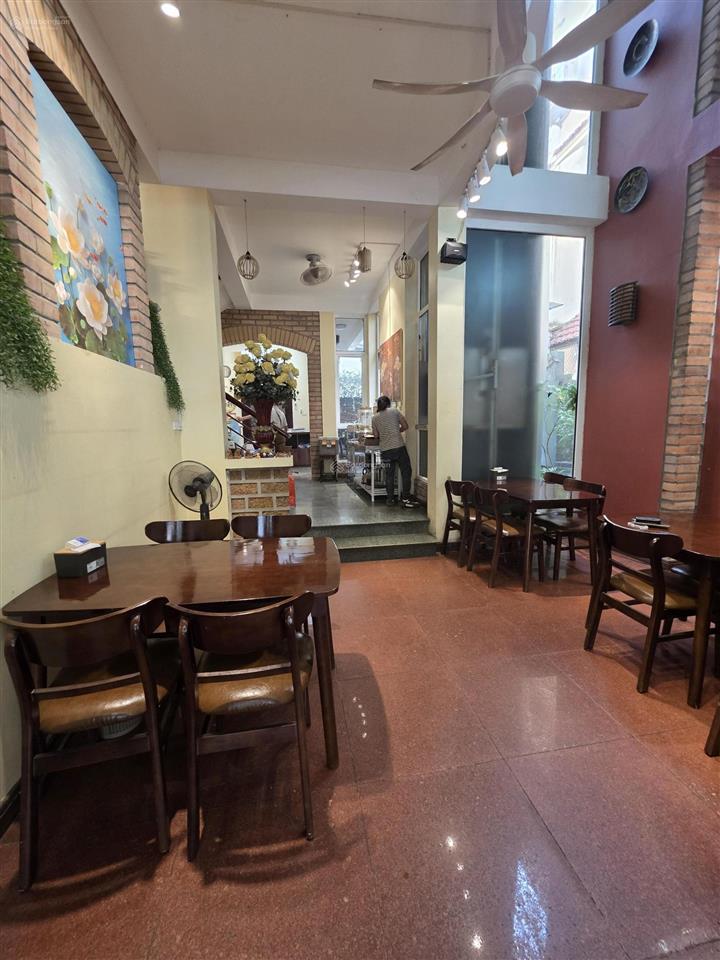 Cho thuê biệt thự sân vườn. diện tích 200m2, thiết kế 4 tầng, mặt tiền 12m. p/hợp văn phòng cty, ở.