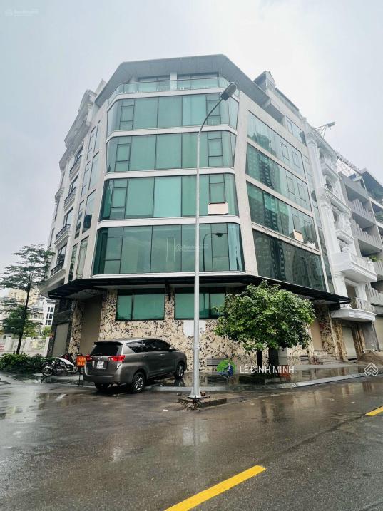 Cho thuê toà nhà văn phòng 06 tầng. diện tích 200m2/sàn. nội thất thang máy, điều hoà, nóng lạnh
