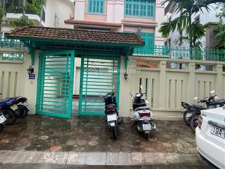 Cho thuê biệt thự full đồ tại khu đô thị. diện tích 250m2, mặt tiền 12m, nhà 04 tầng, an ninh tốt.