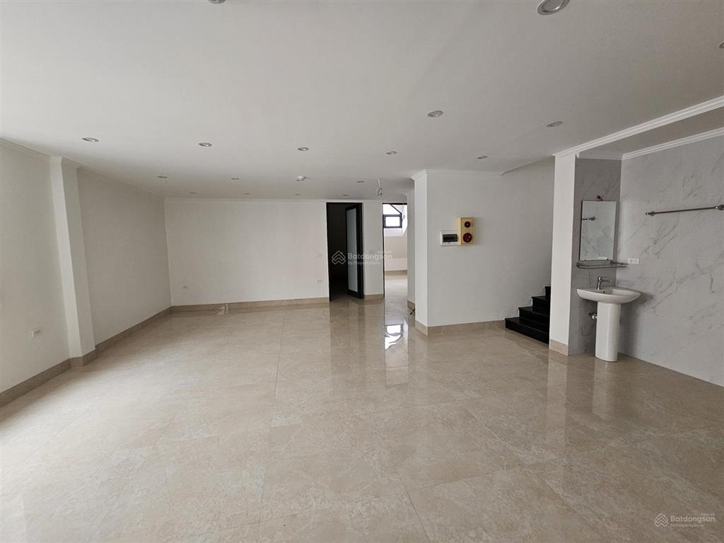 Cho thuê biệt thự mới đẹp. diện tích 260m2, mặt tiền 15m, đủ hệ thống pccc. làm văn phòng hoặc ở