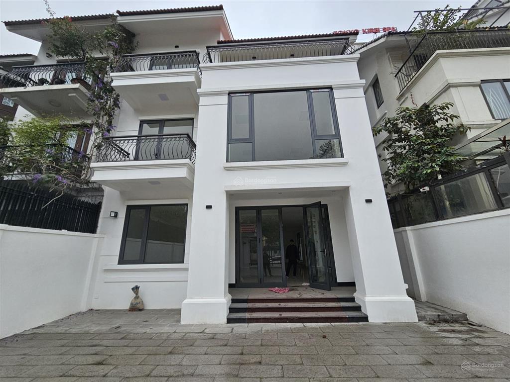 Cho thuê biệt thự mới đẹp. diện tích 260m2, mặt tiền 15m, đủ hệ thống pccc. làm văn phòng hoặc ở