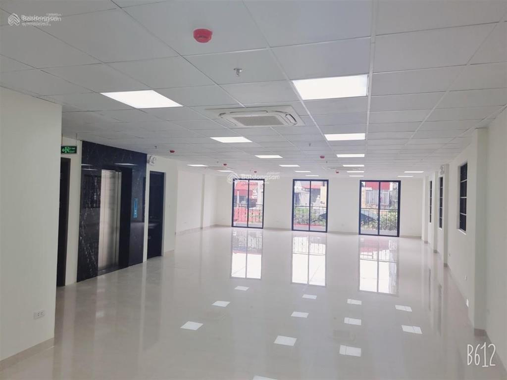 Nhà 05 tầng, 100m2/sàn, mặt tiền7m. nội thất đẹp, điều hoà full, thang máy. làm văn phòng, showroom