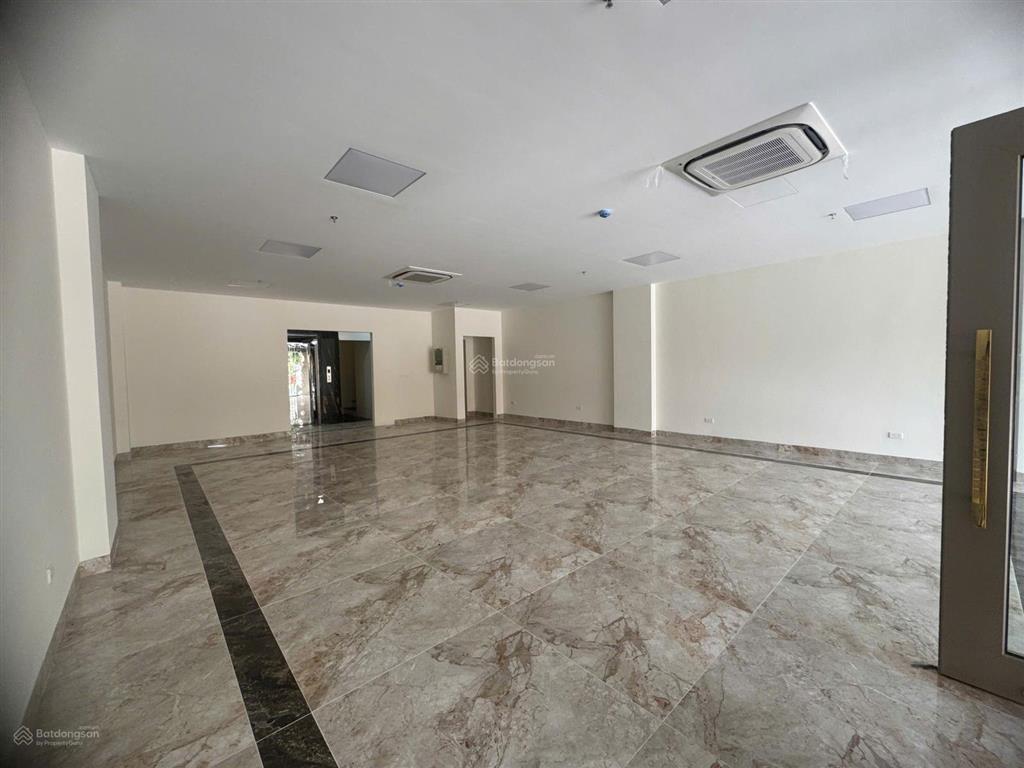 Tòa nhà văn phòng tiêu chuẩn mặt phố lê trọng tấn. nhà 06 tầng, diện tích 182m2/tầng, mặt tiền 6.2m