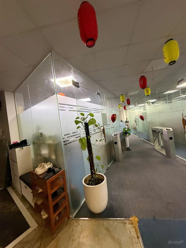 Cho thuê sàn văn phòng. diện tích 220m2, mặt tiền rộng, view hồ. đủ nội thất vách, điều hòa.