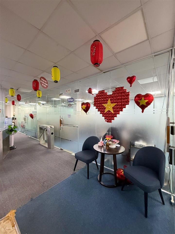 Cho thuê sàn văn phòng. diện tích 220m2, mặt tiền rộng, view hồ. đủ nội thất vách, điều hòa.