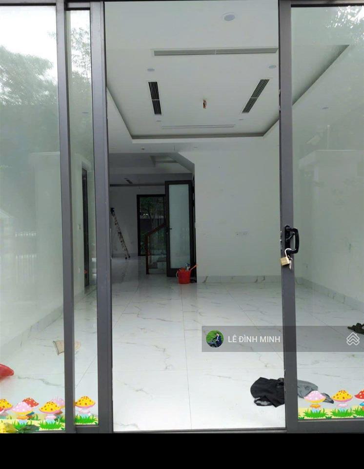 Cho thuê căn nhà liền kề khu đô thị. diện tích 150m2, mặt tiền 6m, 04 tầng. sân vườn xung quanh.
