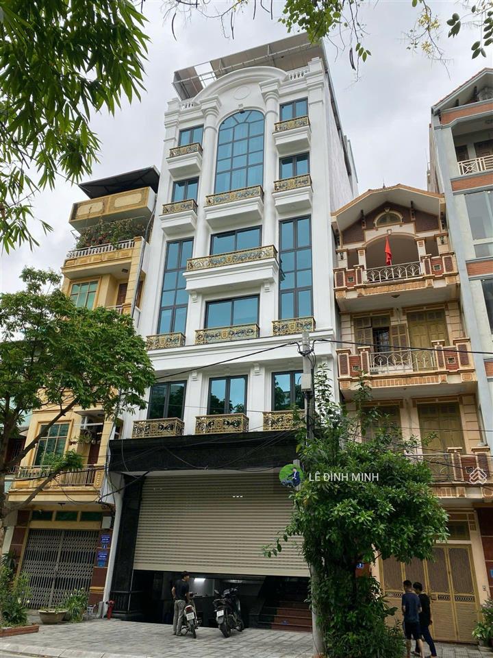 Tòa nhà văn phòng mặt phố đẹp. diện tích 120m2, mặt tiền 8.5m, thông sàn. thang máy, điều hòa đủ